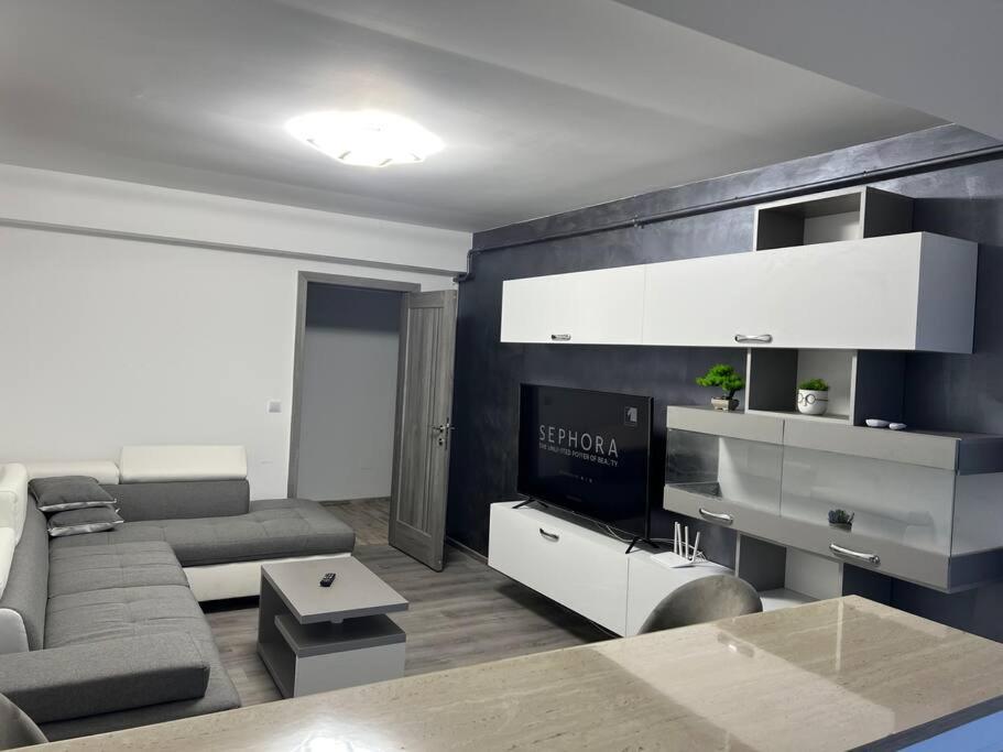 Lovely Flat With Bathtub 5 Mins From Center كرايوفا المظهر الخارجي الصورة
