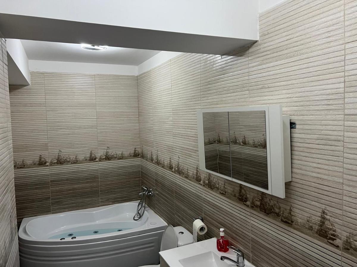 Lovely Flat With Bathtub 5 Mins From Center كرايوفا المظهر الخارجي الصورة