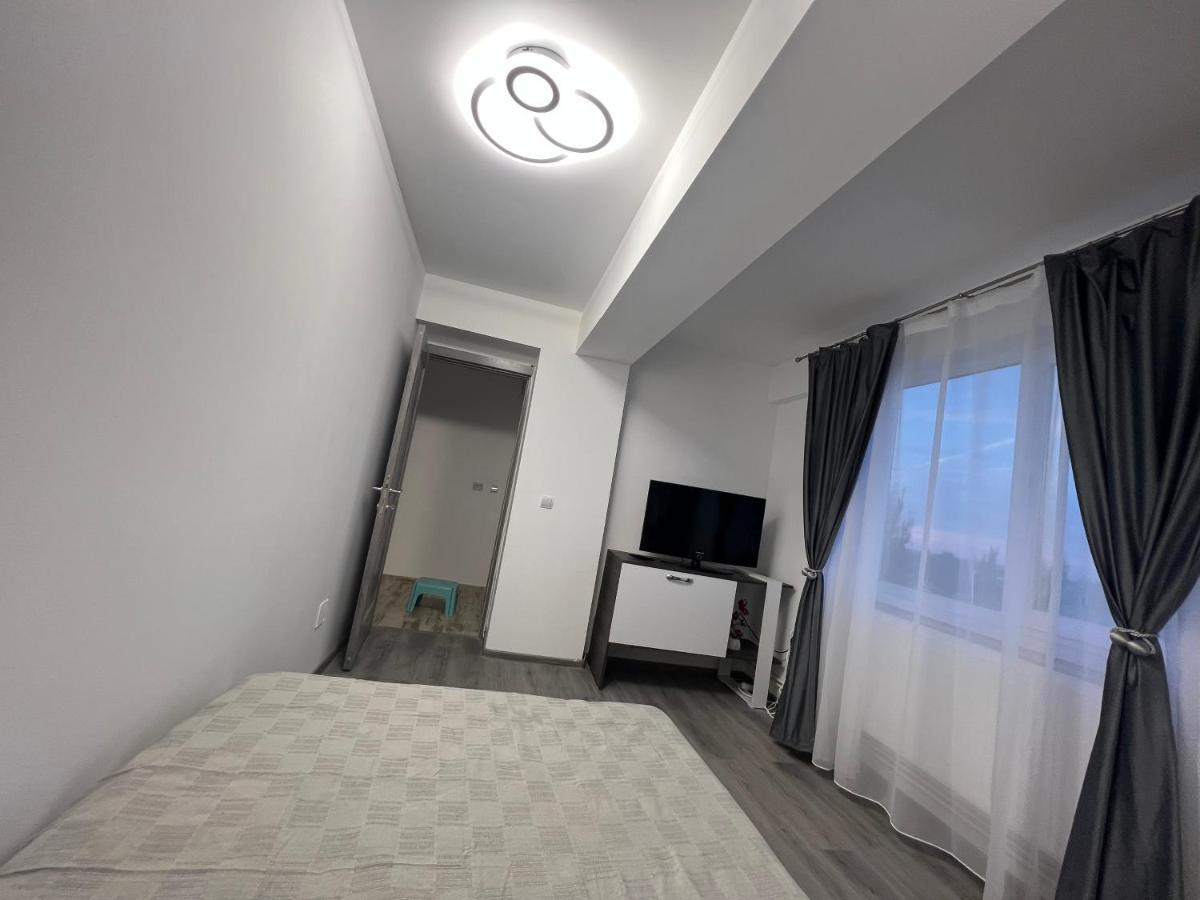 Lovely Flat With Bathtub 5 Mins From Center كرايوفا المظهر الخارجي الصورة